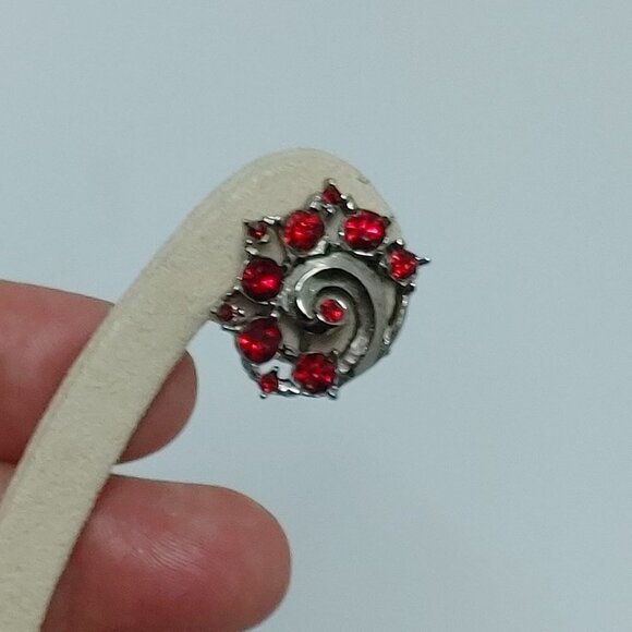 ⭐️5/$25 Vintage silver tone Royal Crest Screw Back Earrings Red Rhinestones Boho - Picture 5 of 10